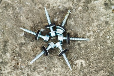 Çinko kaplama Sunta vidaları Havşabaş başkanları ile hafif bir arka plan üzerinde bir daire closeup büyüğe