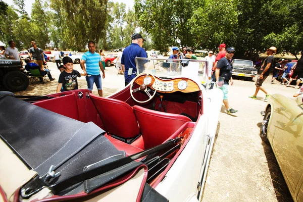 ISRAELE, PETAH TIQWA - 14 MAGGIO 2016: Mostra di antiquariato tecnico. Vecchia auto convertibile in Petah Tiqwa, Israele — Foto Stock