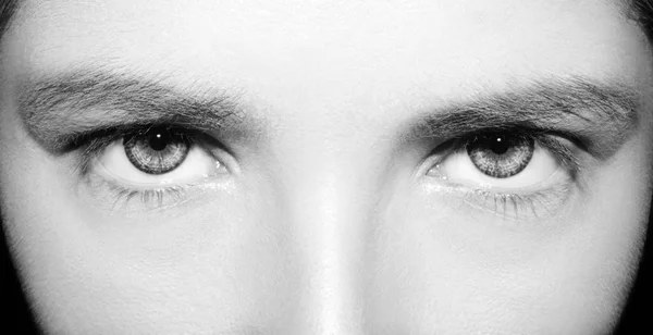 A beautiful insightful look woman's eye. Close up shot — Stock Photo, Image