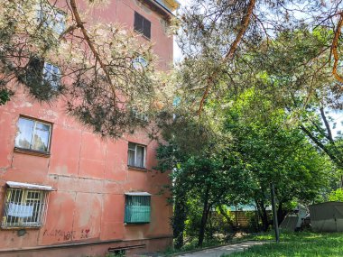 Tiflis, Gürcistan--17 Mayıs 2018: bir ev, çiçeği ağaçlar, yeşil çimen, bahçedeki Araba avlusuna. Şehir ilkbaharda