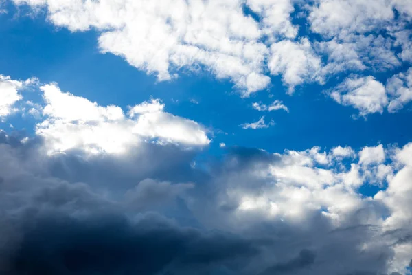 Luchtachtergrond met wolken. Lucht met wolken — Stockfoto