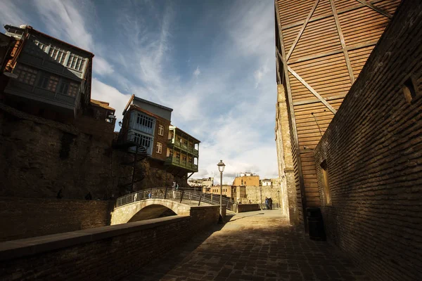 Baños de azufre antiguos en el distrito de Abanotubani con balcones tallados en madera en el casco antiguo de Tbilisi Georgia . — Foto de Stock