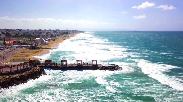 Mooie tropische strand en zee golven in Nahariya, Israël. Luchtfoto — Stockfoto