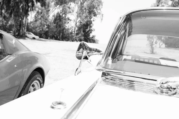 ISRAEL, PETAH TIQWA - 14 мая 2016 года: Выставка технического антиквариата. Автомобиль Cadillac de Ville с видом спереди в Петах-Тикве, Израиль — стоковое фото
