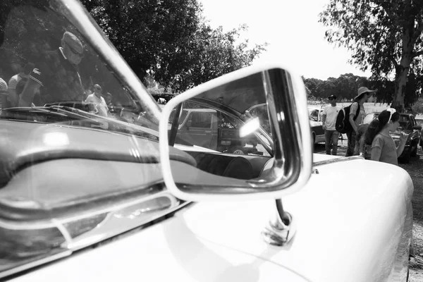 Israël, Petah Tiqwa - 14 mei 2016: Tentoonstelling van technische antiek. Auto side mirror in Petah Tiqwa, Israël — Stockfoto