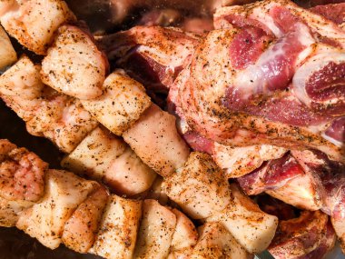 Domuz eti şiş kebap kızartma için adet biber içine doğranmış.