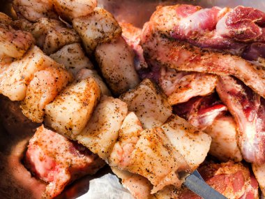 Domuz eti şiş kebap kızartma için adet biber içine doğranmış.