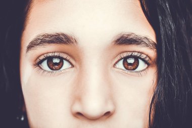 Güzel, anlayışlı bir bakış. Yakın çekim..