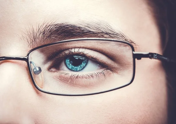 Retrato de un adolescente con gafas cerca, sesión de estudio macro . — Foto de Stock