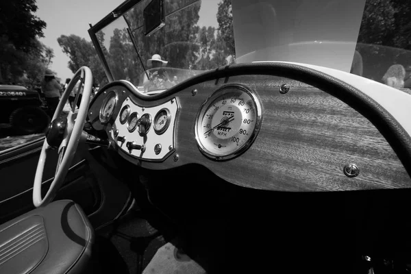 ISRAEL, PETAH TIQWA - 14 DE MAYO DE 2016: Exposición de antigüedades técnicas. Volante y tablero de instrumentos en el interior del viejo automóvil retro en Petah Tiqwa, Israel —  Fotos de Stock