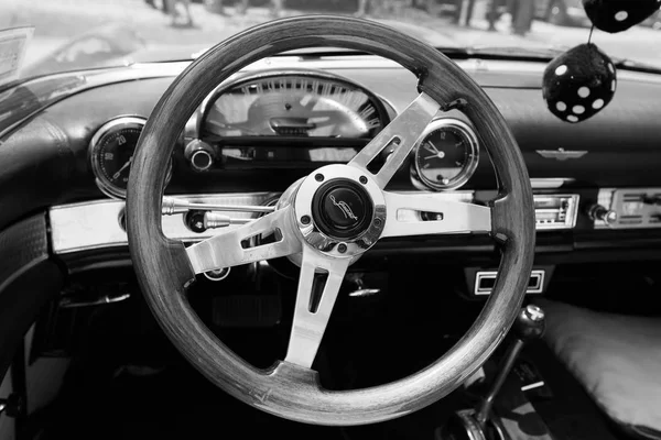 ISRAEL, PETAH TIQWA - MAY 14, 2016:  Exhibition of technical antiques. Interier view of car in Petah Tiqwa, Israel — Stock Photo, Image