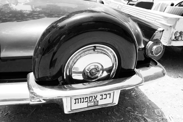 ISRAEL, PETAH TIQWA - MAY 14, 2016:  Exhibition of technical antiques. Rear view of old retro car in Petah Tiqwa, Israel — Stock Photo, Image