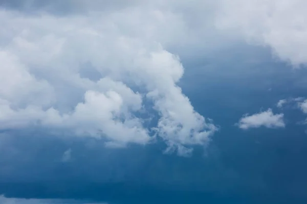 云彩的天空背景。云天 — 图库照片