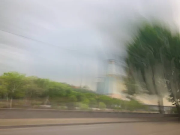 Vista da cidade de rua. Clima nublado . — Fotografia de Stock