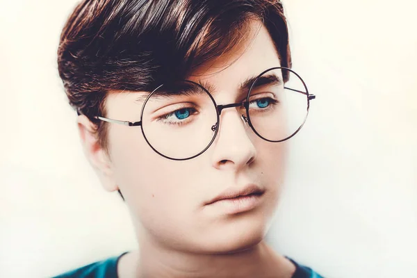 Retrato de um menino vestindo óculos olhos azuis fechar, macro estúdio tiro . — Fotografia de Stock