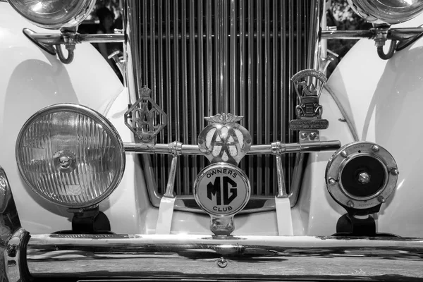 Izrael, Petach Tiqwa - 14 května, 2016: Výstava technických starožitností. Čelní pohled retro auto v americké — Stock fotografie