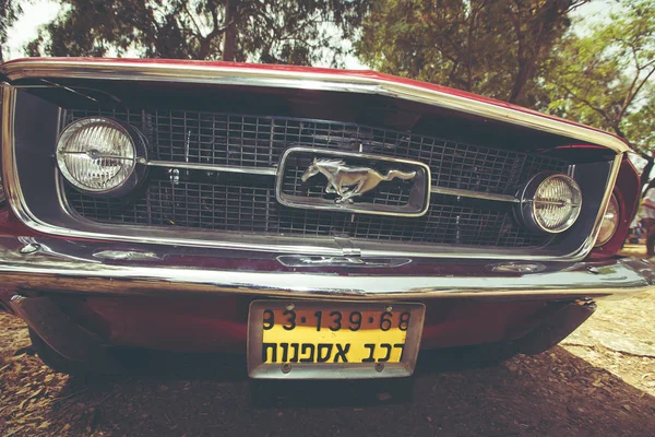 ISRAEL, PETAH TIQWA - 14 de maio de 2016: Exposição de antiguidades técnicas. Vista frontal Mustang em Petah Tiqwa, Israel — Fotografia de Stock