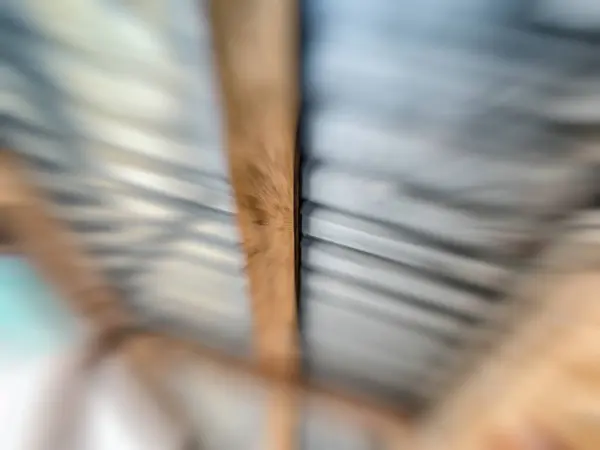 Aluminiumbeschichtung, Holzrahmen gegen den blauen Himmel. abstrakte Bewegungsunschärfe. — Stockfoto
