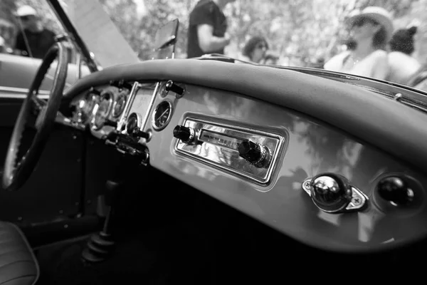 Izrael, Petach Tiqwa - 14 května, 2016: Výstava technických starožitností. Volant a palubní desku v interiéru staré retro automobil v americké — Stock fotografie