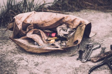 Mekanik araçlar. Otantik araçları. Farklı garaj araçlar kümesi.