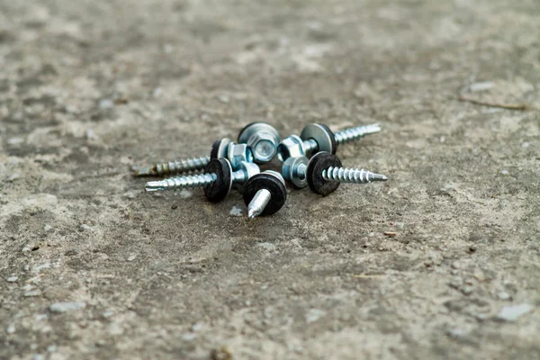 Çinko kaplama Sunta vidaları Havşabaş başkanları ile hafif bir arka plan üzerinde bir daire closeup büyüğe