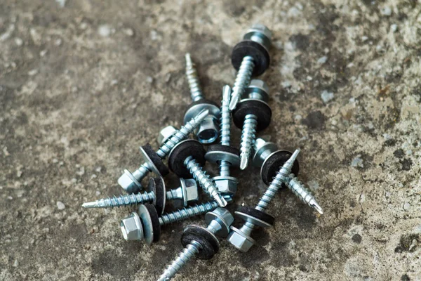 Galvanizli ahşap Sunta vidaları gizli kafalı, hafif bir arka plan yakın çekim