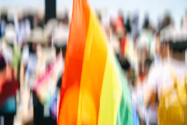 ゲイの虹色の旗、抽象的なモーションブラーの効果. — ストック写真