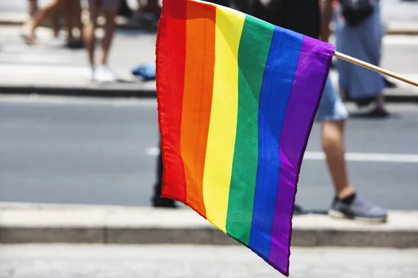 Bandeira gay no fundo da rua. Grande bandeira do arco-íris — Fotografia de Stock