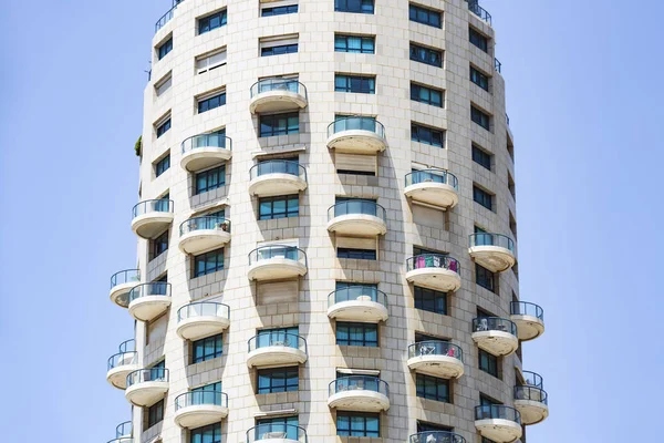 Tel Aviv, Israël - 8 juni, 2018: hoog gebouw in Tel Aviv, Israël — Stockfoto