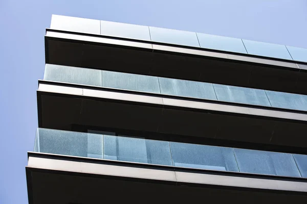 Parte del edificio contra el cielo azul en Tel Aviv . — Foto de Stock