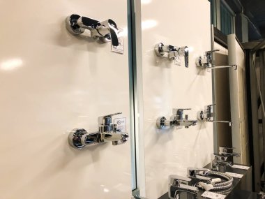 Tbilisi, Georgia-Nisan 09, 2018: Tiflis, Gürcistan deposunda sunulan su musluklar çeşitleri