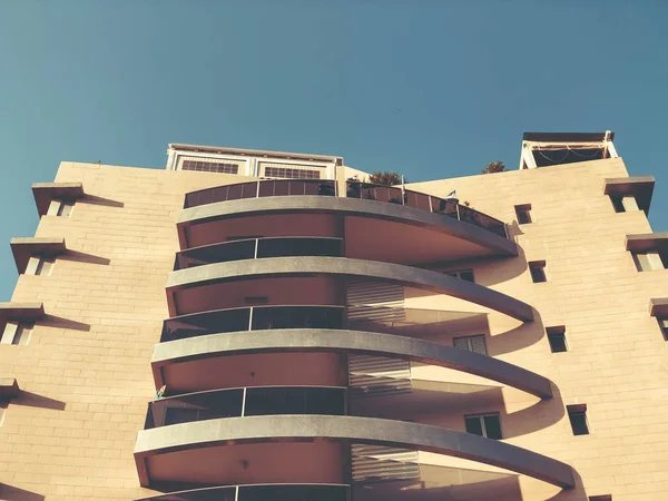 RISHON LE ZION, ISRAEL-APRIL 23, 2018: High residential building in Rishon Le Zion, Israel — стоковое фото