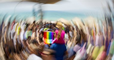 Eşcinsel gökkuşağı bayrağı, soyut hareket bulanıklığı etkisi.