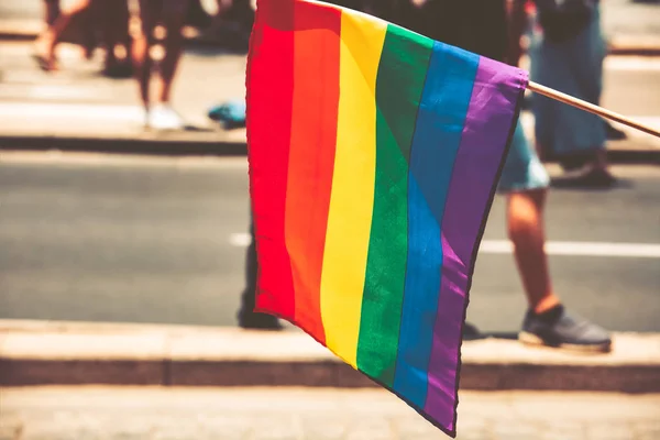Homosexuell Flagge auf der Straße Hintergrund. große Regenbogenfahne — Stockfoto