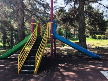 Çocuksu oyun şehir park alanında. Atlıkarınca parkta çocuklar için salıncak.