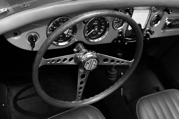 ISRAEL, PETAH TIQWA - MAY 14, 2016:  Exhibition of technical antiques. MG wheel close view in Petah Tiqwa, Israel — Stock Photo, Image