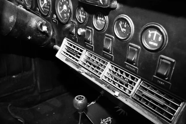 ISRAEL, PETAH TIQWA - MAY 14, 2016:  Exhibition of technical antiques. Dashboard in interior of old retro automobile in Petah Tiqwa, Israel — Stock Photo, Image