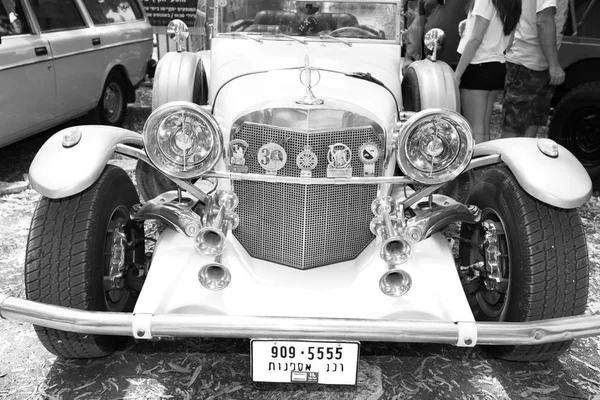 ISRAEL, PETAH TIQWA - 14 DE MAYO DE 2016: Exposición de antigüedades técnicas. Vista frontal del viejo coche retro en Petah Tiqwa, Israel — Foto de Stock