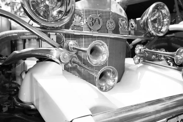 SRAEL, PETAH TIQWA - MAY 14, 2016:  Exhibition of technical antiques. Shiny hornsof old retro car in Petah Tiqwa, Israel — Stock Photo, Image