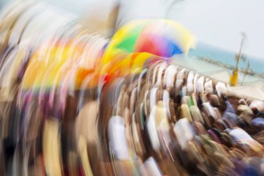 Eşcinsel gökkuşağı bayrağı, soyut hareket bulanıklığı etkisi.