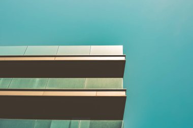 Tel Aviv mavi gökyüzünde karşı binanın bir parçası.