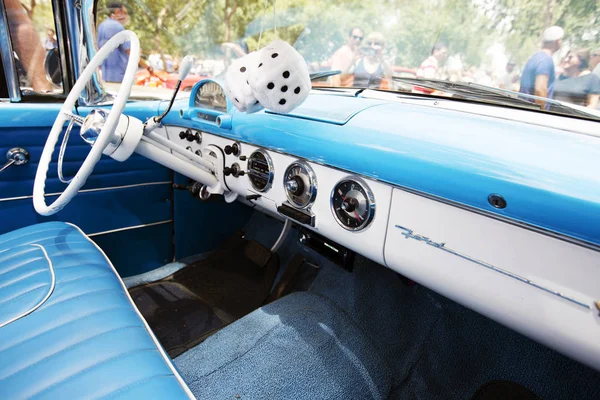 ISRAEL, PETAH TIQWA - MAY 14, 2016:  Exhibition of technical antiques. Steering wheel and dashboard in interior  in Petah Tiqwa, Israel — Stock Photo, Image