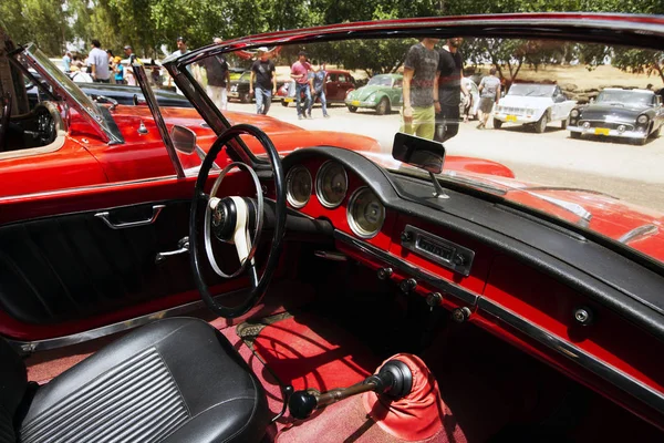 ISRAELE, PETAH TIQWA - 14 MAGGIO 2016: Mostra di antiquariato tecnico. Volante e cruscotto all'interno della vecchia automobile retrò a Petah Tiqwa, Israele — Foto Stock