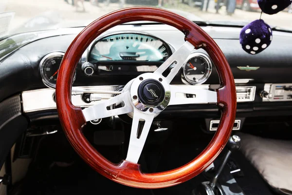 ISRAEL, PETAH TIQWA - 14 DE MAYO DE 2016: Exposición de antigüedades técnicas. Volante y salpicadero en el interior del automóvil en Petah Tiqwa, Israel — Foto de Stock