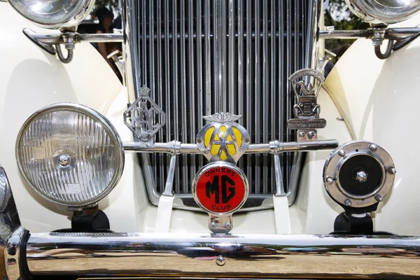 ISRAEL, PETAH TIQWA - 14 DE MAYO DE 2016: Exposición de antigüedades técnicas. Vista frontal del coche retro en Petah Tiqwa, Israel —  Fotos de Stock