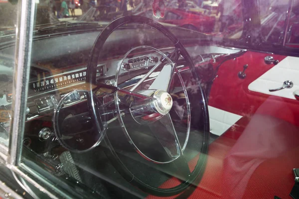 ISRAEL, PETAH TIQWA - MAY 14, 2016:  Exhibition of technical antiques. Steering wheel and dashboard in interior of old retro automobile in Petah Tiqwa, Israel — Stock Photo, Image