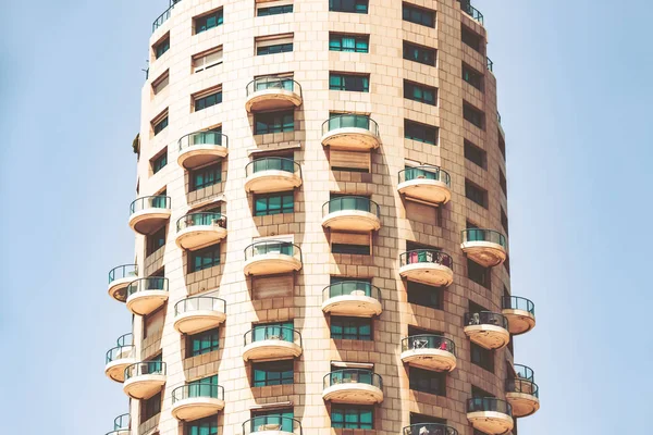 ТЕЛЬ-АВИВ, 8 ИЮНЯ 2018 г.: Высотное здание в Тель-Авиве, Израиль — стоковое фото