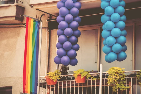Tel Aviv, İsrail balkonda çok renkli balonlar dayan. — Stok fotoğraf
