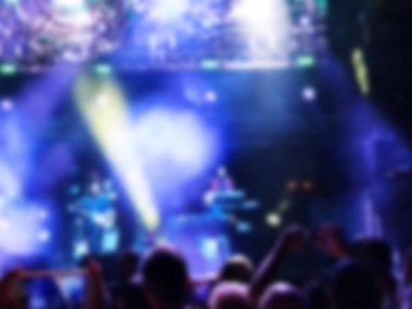 Bulanık arka plan. Seyirci ile konser bokeh aydınlatma.