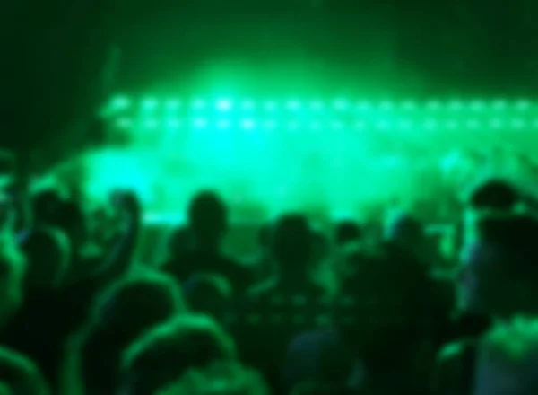 Verschwommener abstrakter Hintergrund. Bokeh-Beleuchtung im Konzert mit Publikum. — Stockfoto